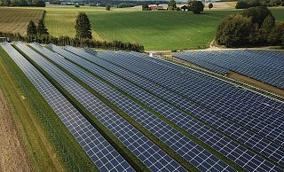 Große Photovoltaikanlage auf einer Freifläche - solche Solarparks soll es in Zukunft auch an vielen Stellen in Bielefeld geben. Am ländlichen Stadtrand. - Pixabay/fabersam