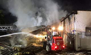 Immer wieder geriet das Stroh in Brand. Die Feuerwehr war stundenlang im Einsatz, um das Feuer zu löschen. - Feuerwehr