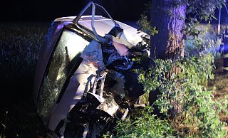 Der Kleintransporter prallte frontal gegen den Baum. - Polizei Minden-Lübbecke