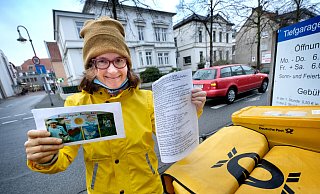 Schreibt zu Weihnachten ihren Postkunden immer einen ganz besonderen Gruß: Postzustellerin Stefanie Vergin. - Andreas Frücht
