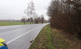 Dieses Kantholz hat die Polizei an der Unfallstelle gefunden. - Kreispolizeibehörde Höxter