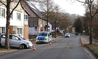 Einmal quer über die Straße: Der Golf schleuderte gegen eine Hauswand. - Polizei