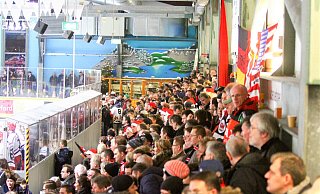 Es ist schon eine Zeit lang her, dass der Herforder EV vor Zuschauern spielen konnte. Jetzt dürfen die Fans in die Halle zurückkehren – mit Maskenpflicht und Einhaltung der 3G-Regel. - Yvonne Gottschlich