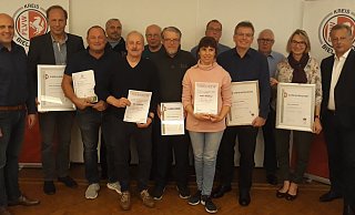 Ehrende und Geehrte: Markus Baumann (v.l.), Hans Keuch, Arne Kindler, Norbert Bulla, Ralf Wohlgemuth, Frank Engelstädter, Dieter Kindermann, Hans-Werner Finke, Sandra Wohlgemuth, Thorsten Sewing, Reiner Koller, Petra Heiderstädt und Andreas Rüther. Foto: bentrup - bentrup