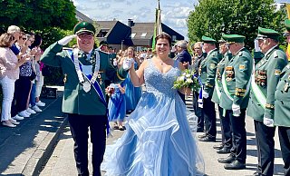 Das strahlende Königspaar Frederic Wessel und Theresia Vogelsang beim Festzug durch Alfen. - Carola Drabon