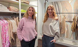 Mode und Accessoires bieten Claudia Pähler (l.) und Silke Ehrlich ab Freitag in dem neuen Geschäft am Klingelbrink an - und noch bis Juni auch in Rietberg. - Marion Pokorra