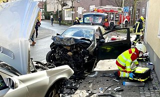 Frontal prallen die beiden Fahrzeuge auf der Langen Straße in Bad Lippspringe gegeneinander. - Ralph Meyer