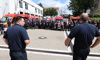 Die stellvertretenden Kreisbrandmeister Nico Czimmernings (l.) und Thomas Podschadly bei der Einweisung der 54 Feuerwehrleute, die am Donnerstag nach Altena gefahren sind. - Jörg Stuke