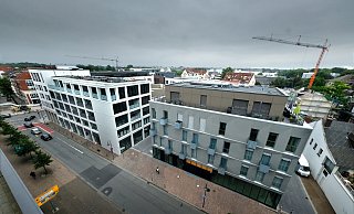 Schon fertig: Die beiden Blocks des ersten Bauabschnitts entlang der Eickhoffstraße (fotografiert aus einem OG der Sparkasse). - Andreas Frücht