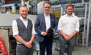 CDU-Generalsekretär Carsten Linnemann (M.) zu Gast bei Hadi-Plast in Hövelhof. Empfangen wurde er von den Geschäftsführern Karsten Anger (l.) und Christoph Lakemeyer. - Hadi-Plast