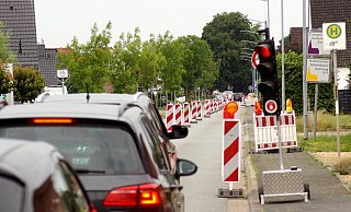 Auf der Osnabrücker Straße in Ahle regelt eine Baustellen-Ampel derzeit den Straßenverkehr. - Niklas Krämer