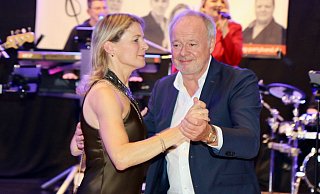"Ball der Pferdefreunde 2023" in Gütersloh: Marion und Thomas Rippert eröffnen den Tanzabend. - Robert Becker