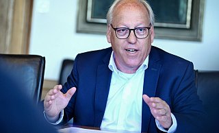 Bielefelds Oberbürgermeister Pit Clausen fordert eine Klärung der abweichenden Bevölkerungszahlen, die das Land NRW erhoben hat. - BARBARA FRANKE