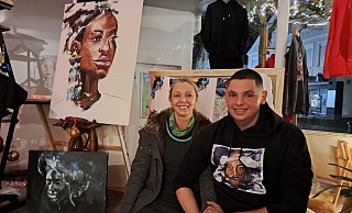 Julia Dobreva und ihr Sohn Teodor Sashkov wollen mit ihrem neuen Geschäft eine Anlaufstelle für Kunstinteressierte bieten, - Peter Heidbrink