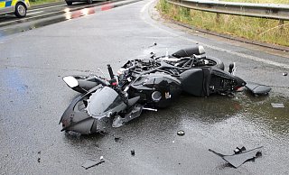 Das Krad des jungen Motorradfahrers hat nach dem Unfall nur noch Schrottwert. - Polizei Minden-Lübbecke