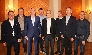 Der scheidende Stadtverbandsvorsitzende Reinhold Hansmeier (4. v. r.) übergibt an Wolfgang Böltner (2. v. r.). Im Vorstand unterstützen (v. l.) Manuel Brake, Otto Klabes, Josef Westerhorstmann, Daniel Werner, Meinolf Wolke und Ilhan Dag. - CDU Delbrück