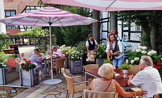 Im Außenbereich des Schäppchens gab es Livemusik von Modern Walking zu hören. Das gefiel den Gästen. - Michael Grundmeier