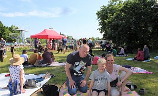 Michael (v.l.), Maxim (9) und Marina Buchtmann sind für die Familienveranstaltung extra aus Enger nach Kirchlengern gekommen. Sie waren erst schwimmen und haben anschließend am Mitmach-Konzert von „Krawallo“ teilgenommen. - Anastasia von Fugler
