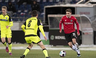 Hier ist Florent Muslija (r.) am 12. Februar 2021 für Hannover 96 im Heimspiel gegen den SC Paderborn am Ball. Künftig wird der 23-Jährige das SCP-Trikot tragen. - imago images/Sven Simon