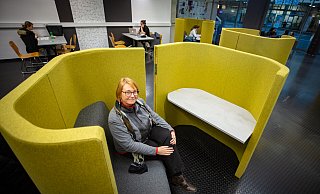 Prorektorin Birgit Lütje-Klose testet das Möbiliar der neuen Lernräume. - Mike-Dennis Müller / www.mdm.photo