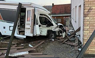Der Nissan krachte in Börninghausen in ein abgestelltes Wohnmobil und schob es einige Meter weiter. - Feuerwehr Pr. Oldendorf