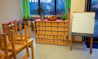Hochgestellte Stühle: Personallücken sorgen auch in Bad Oeynhausener Kindertagesstätten für zeitweise Einschränkungen des Betreuungsangebots. - Friso Gentsch/dpa