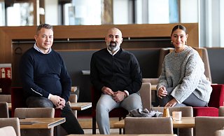 Im Denkmalrestaurant beschäftigt Ibrahim Hamad (Mitte) 25 Männer und Frauen. Dazu zählen Restaurantleiter Seng-Ming Liu und Alina Schnormeier, die sich um die Verwaltung des "Bella Vista" kümmert. MT-Foto: Alex Lehn - Alex Lehn