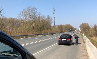 Zahlreiche Fahrerinnen und Fahrer wurden im persönlichen Gespräch auf ihr Fehlverhalten und die damit verbundenen Gefahren im Straßenverkehr hingewiesen – wie hier auf der B 239 bei Steinheim. Foto: Polizei - Polizei