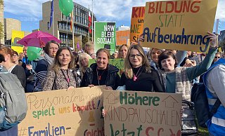 Bei einer Demonstration in Düsseldorf im Oktober haben Mitarbeiter der Kindertagesstätten auf die dramatische Finanz-Situation im Kita-Bereich hingewiesen. - Kita-Verbund Büren