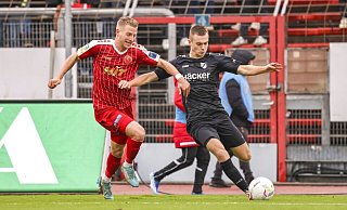 Dranbleiben: Luca Finn Horn (r.) und der SV Rödinghausen wollen gegen den 1. FC Bocholt den drittenSieg in Folge landen. - Joel Beinke