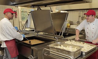 Noch kochen Karona Houssine (l.) und Alexander Walter in der Bergküche in Bethel, ab 2024 sollen sie dann in der neuen Großküche am Quellenhofweg arbeiten. - Paul Schulz