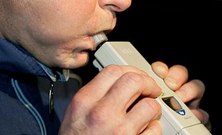 Auf diesem Bild muss der Autofahrer "pusten", so wird festgestellt, wie viel Alkohol er im Atem hat. - Uli Deck/picture-alliance/ dpa/dpaweb