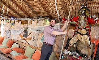 Auch wenn der Sommer 2023 ein wenig verhalten daher kommt – der Aloah Beachclub erfreut sich dennoch wieder großer Beliebtheit. Am 10. Mai eröffnet der neue Beachclub-Chef Louis Schneider mit kreativer Dekoration, neuen Getränken und auch gesundem Essen. - Frank-Michael Kiel-Steinkamp