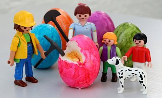 Jeder hat so seine eigenen Methoden, das Frühstücksei zu öffnen. Die bunte Ostereier sind allerdings meist hart gekocht, das schränkt die Möglichkeiten ein. - Frank-Michael Kiel-Steinkamp