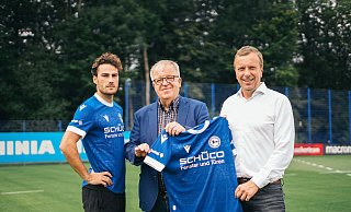 Ab sofort tragen die Profis von Arminia Bielefeld das Bethel-Logo auf dem rechten Trikotärmel. Das DSC-Trikot mit dem Bethel-Logo präsentieren Arminia-Profi Christopher Lannert (l.), Pastor Ulrich Pohl (Mitte/ Vorstandsvorsitzender der v. Bodelschwinghschen Stiftungen Bethel) und DSC-Geschäftsführer Christoph Wortmann. - DSC Arminia Bielefeld
