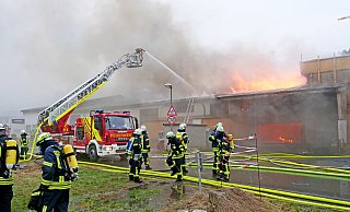 Mehr als 100 Einsatzkräfte waren bei dem Großbrand bei dem Treppenhersteller Hegers in Bad Wünnenberg im Einsatz. - Ralph Meyer