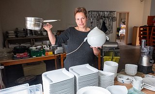 Tatjana Böselt hofft, das möglichst viel von der Ausstattung des Alt Hiddenhausen am Wochenende verkauft wird. Was nicht weggeht, wird eingelagert. - Ralf Bittner