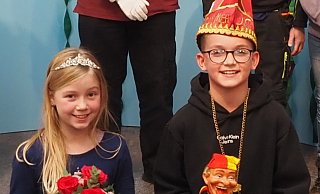 Mit strahlenden Gesichtern nehmen Prinzessin Emily und Prinz Mats die ersten Glückwünsche ihrer Schulfreundinnen und -freunde entgegen. - Josef Köhne