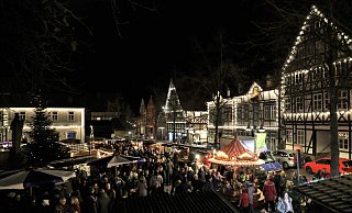 Der Duft nach Lebkuchen, Zimt und Glühwein liegt wieder - wie hier in der Warburger Altstadt - in der Luft, wenn die Weihnachtsmärkte in der Region öffnen. - Simone Flörke