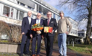 Stolz auf 50 Jahre Abendrealschule sind der stellvertretende Schulleiter Alexander Vogt (v.l.), Schulleiter Andreas Schmitz, Bürgermeister Michael Dreier und Schülersprecher Max Wendt. - Jule Barmwater