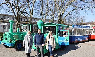 Olga Mattern (v. l.), Jörg Gropp, Stefanie Dettmer und Stephan Schlomann freuen sich über den Saisonstart von Minna (l.) und Emil. - Nicole Sielermann