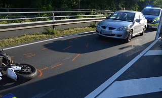Das Bein des Motorradfahrers ist nach diesem heftigen Unfall kaputt. - Polizei Herford