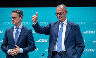 Der Paderborner CDU-Generalsekretär Carsten Linnemann (links) sowie Parteichef Friedrich Merz sind beim Parteitag der CDU in Berlin in ihren jeweiligen Ämtern bestätigt worden. - dpa