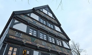 Das Adam-und-Eva-Haus ist von 1568 und Paderborns ältestes Fachwerkhaus. Trotzdem ist es nach der Sanierung jetzt klimaneutral. - Lena Henning