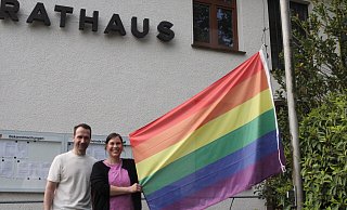 Mit dem Hissen der Regenbogenflagge setzen Bürgermeister Michael Kasche und die Gleichstellungsbeauftragte Esther Scheding ein sichtbares Zeichen für Toleranz und gegenseitigem Respekt. - Klaus Frensing