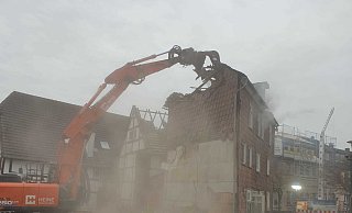 Das Gebäude musste noch am Montagabend abgerissen werden. - Freiwillige Feuerwehr Holzminden