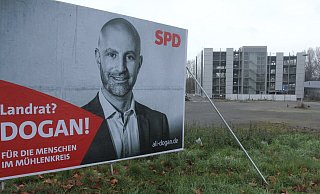 SPD-Kandidat Ali Dogan selbst reagiert Anfrage gefasst auf die Verunstaltung, findet aber auch klare Worte. Auf dem Foto ist sein Landratswahlkampf-Plakat vorm Hockeyplatz in Bad Oeynhausen zu sehen. - Ulf Hanke