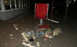Der Zigarettenautomat wurde aufgesprengt und dabei erheblich beschädigt. - Polizei Minden-Lübbecke