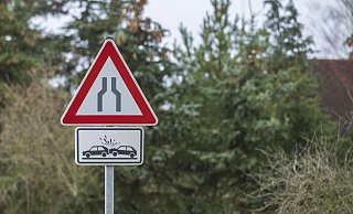 Wegen Kampfmittelsondierungen muss die Fahrbahn auf der A2 auf eine Spur verengt werden. - picture alliance / Zoonar
