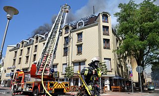 Unter extremer körperlicher Belastung kämpften 160 Feuerwehrleute am 20. Juli beim Großbrand auf dem Dachstuhl des Golden Tulip Hotels gegen die Flammen. - Barbara Franke